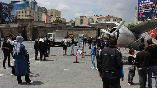 Kayseri'de üretilmişti... Cumhuriyet Meydanında sergileniyor...