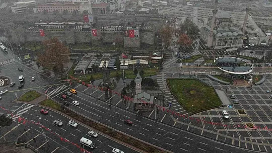 Kayseri'ye mevsimin ilk karı yağdı