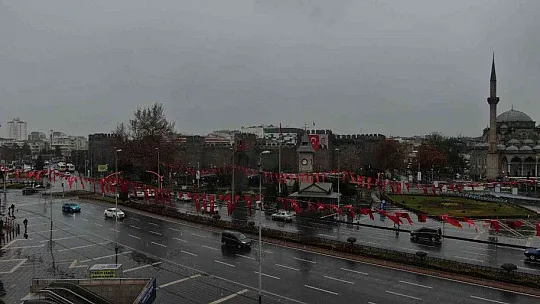 Kayseri'ye mevsimin ilk karı yağdı