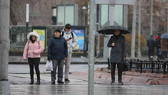 Kayseri'ye mevsimin ilk karı yağdı