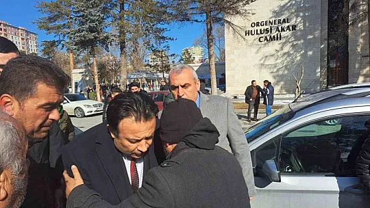Kayserili öğretmenin ailesi depremde hayatını kaybetti