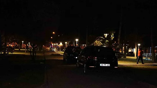 Kayserililer depremin ardından akşamı parklarda geçiriyor