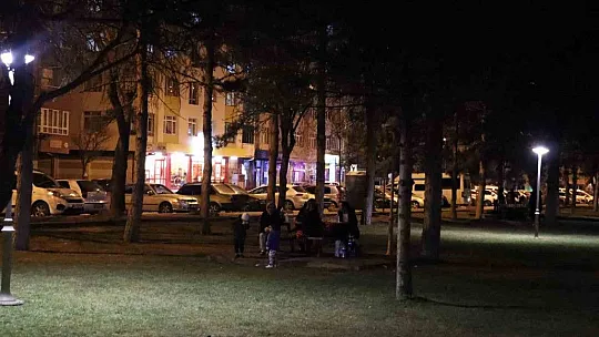 Kayserililer depremin ardından akşamı parklarda geçiriyor