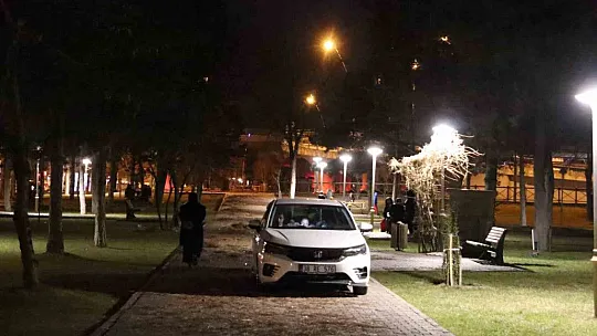 Kayserililer depremin ardından akşamı parklarda geçiriyor