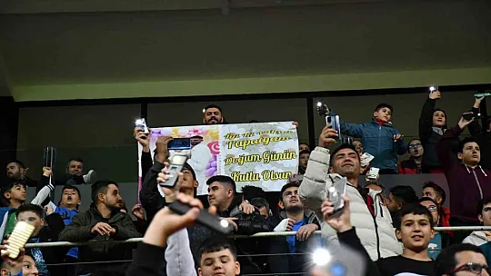 Kayserispor tribünü romantik anlara sahne oldu