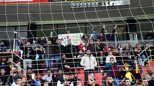Kayserispor tribünü romantik anlara sahne oldu
