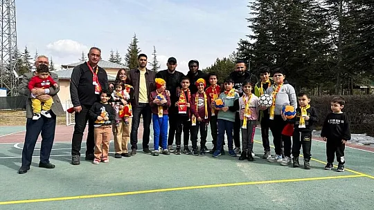 Kayserisporlu futbolculardan depremzede çocuklara ziyaret