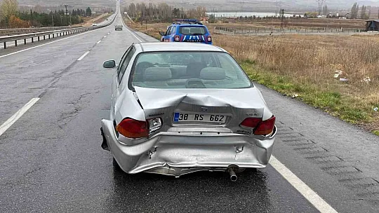 Kaza yapan kamyona çarpmamak için yavaşlayan araca, başka bir araç çarptı