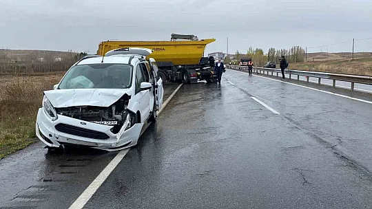 Kaza yapan kamyona çarpmamak için yavaşlayan araca, başka bir araç çarptı