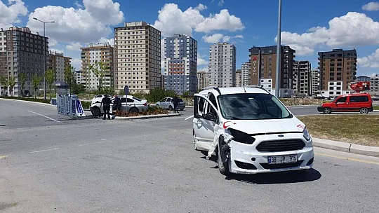 Kaza yapan otomobil refüje uçtu: 3 kişi...