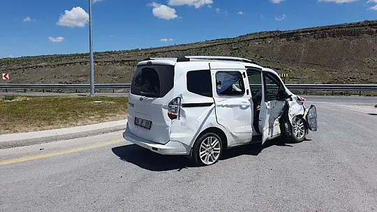 Kaza yapan otomobil refüje uçtu: 3 kişi...