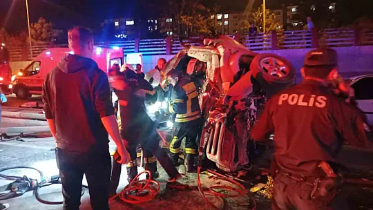 Direğe çarpıp takla attı: 5 yaralı