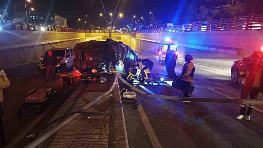Direğe çarpıp takla attı: 5 yaralı