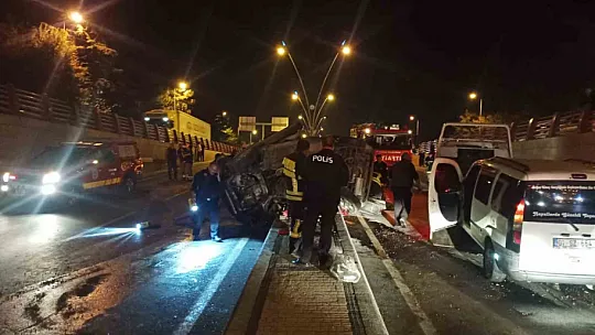 Direğe çarpıp takla attı: 5 yaralı