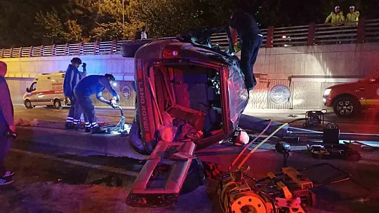 Direğe çarpıp takla attı: 5 yaralı