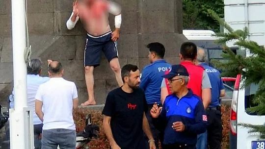 Cumhuriyet meydanında cam parçalarıyla kendine zarar verdi