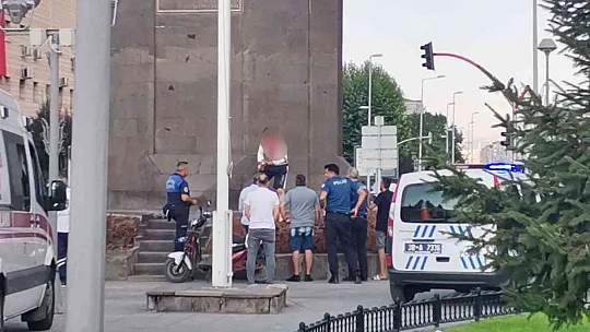 Cumhuriyet meydanında cam parçalarıyla kendine zarar verdi
