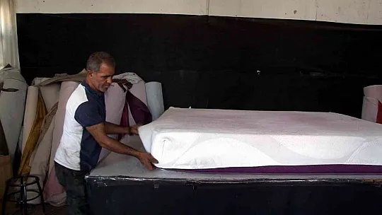 Kiralık ev bulamadı, çareyi dükkana yerleşmekte buldu
