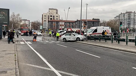 Kırmızı ışık kazası! Yaralılar var...