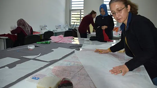 Kocasinan Akademi Kursiyerleri Çocuklarının Elbiselerini Kendileri Dikiyor