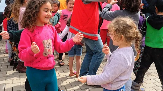 Kocasinan'dan kardeş belediye Türkoğlu'nda çocuklar için sokak oyunları şenliği
