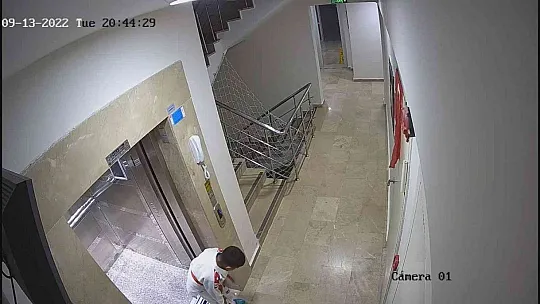Türk Bayrağı'na verdiği selam, güvenlik kamerasına yansıdı