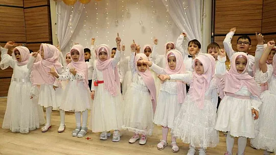 Kur'an kurslarındaki minik öğrencilerin karne heyecanı