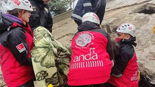 Kurtardıkları çocuğa verdikleri sözü tutup annesini de kurtardılar