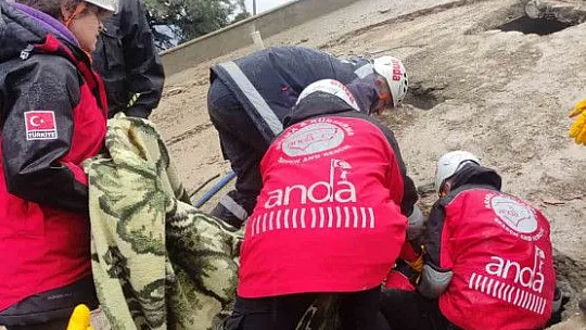 Kurtardıkları çocuğa verdikleri sözü tutup annesini de kurtardılar