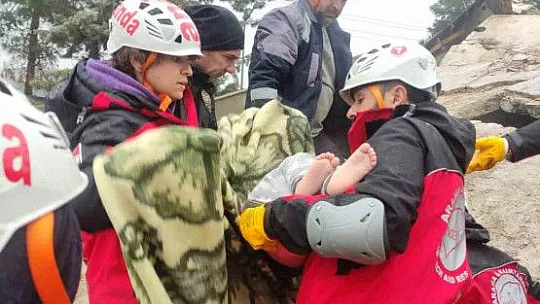 Kurtardıkları çocuğa verdikleri sözü tutup annesini de kurtardılar