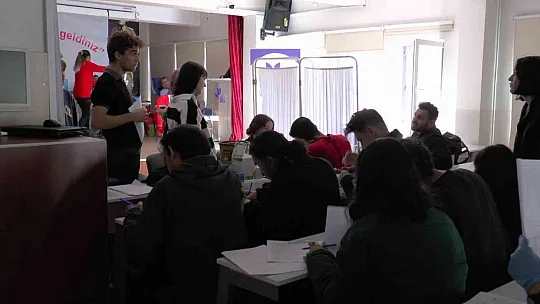 Lise öğrencilerinden örnek davranış