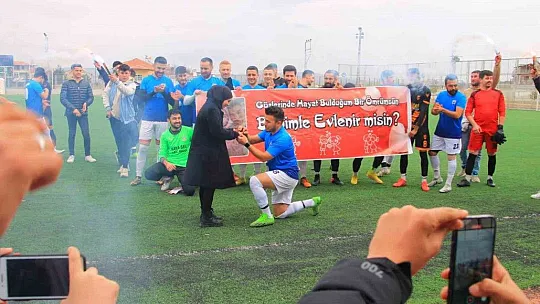 Maç öncesi yeşil sahada evlilik teklifi