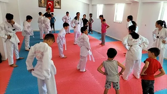 Mahalledeki çocuklar için o binayı spor salonuna çevirdiler