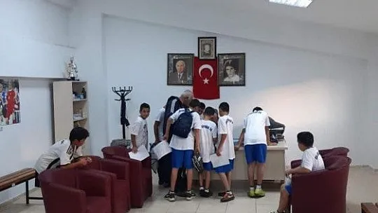 Mahalledeki çocuklar için o binayı spor salonuna çevirdiler