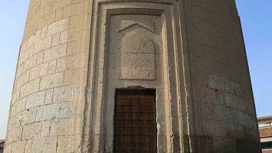 Melikgazi Belediyesi Sırçalı Kümbeti Restore edecek