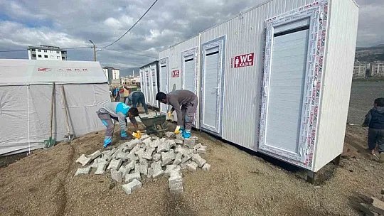 Melikgazi'de çadır kent ve konteyner kent çalışmaları sürüyor...
