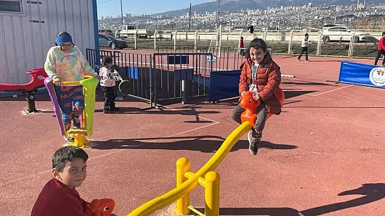 Melikgazi deprem bölgesine oyun parkı kurdu