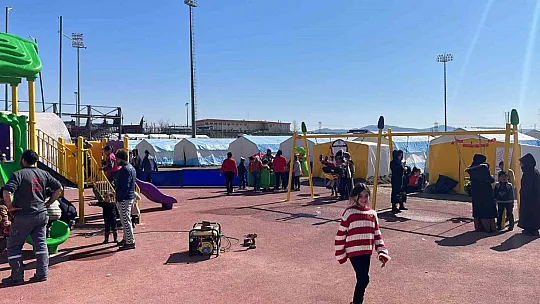 Melikgazi deprem bölgesine oyun parkı kurdu
