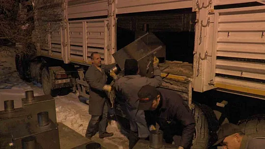 Deprem bölgesine soba yapıyorlar