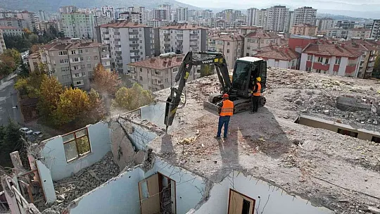 Yıkım sürüyor...