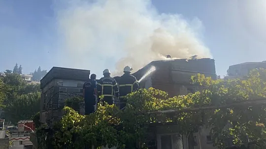 Metruk evin çatısında çıkan yangın söndürüldü