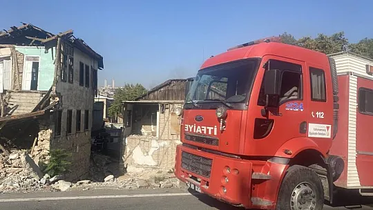 Metruk evin çatısında çıkan yangın söndürüldü