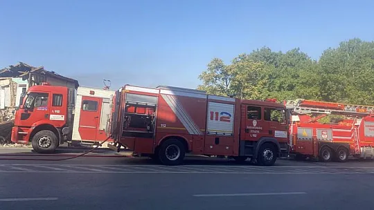 Metruk evin çatısında çıkan yangın söndürüldü