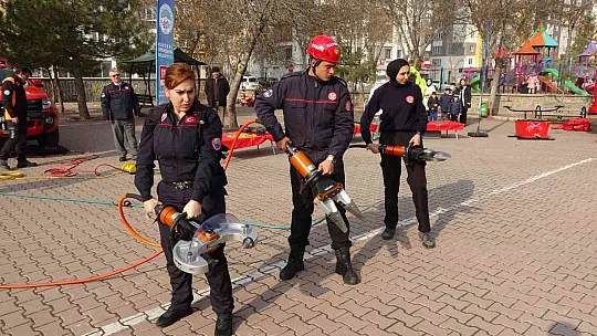 İtfaiyeciler, minik misafirlerini ağırladı...
