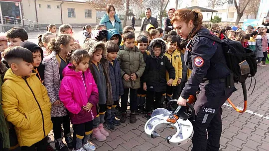 İtfaiyeciler, minik misafirlerini ağırladı...