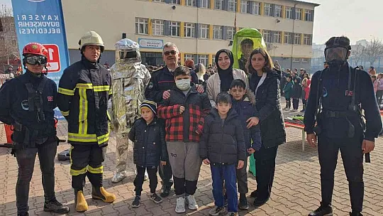 İtfaiyeciler, minik misafirlerini ağırladı...