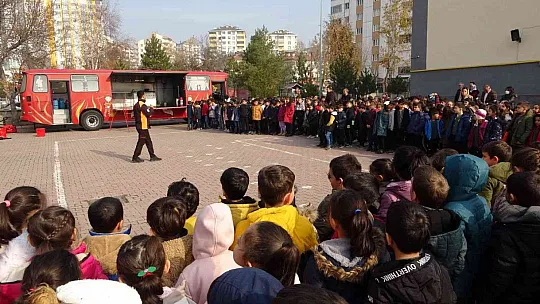 İtfaiyeciler, minik misafirlerini ağırladı...