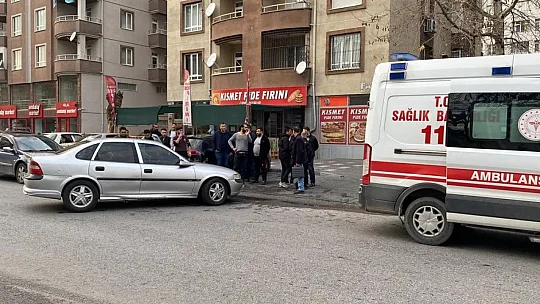 Motosiklet, otomobile çarptı!
