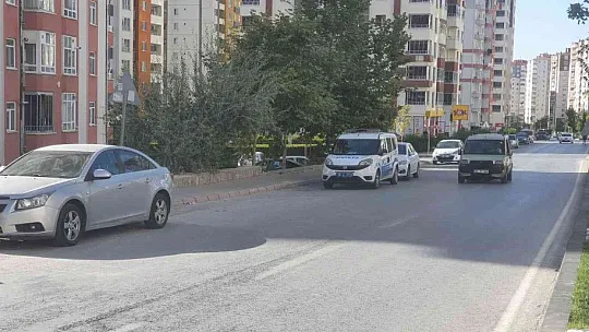 Motosiklet yoldan geçen yayalara çarptı: 3 yaralı
