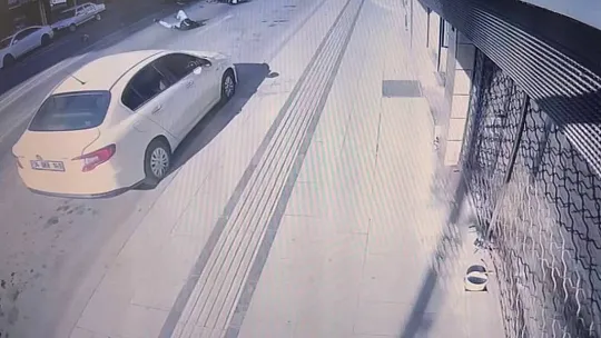 Motosikletin karıştığı kaza güvenlik kamerasına yansıdı